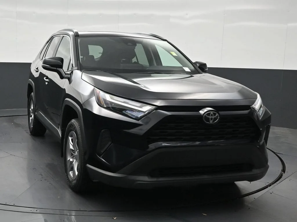 2025 Toyota RAV4 XLE photo 8