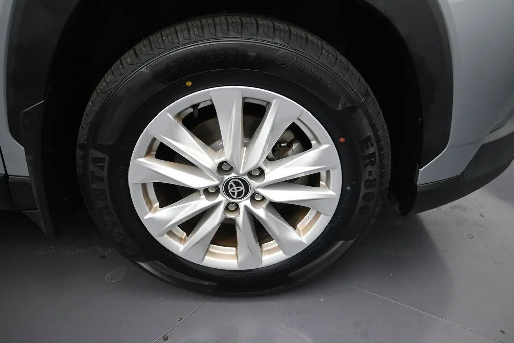 2024 Toyota Corolla Cross LE photo 9