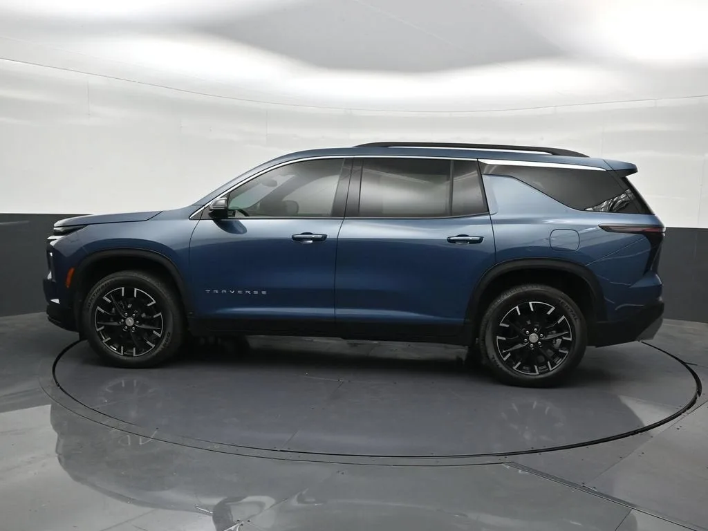 2025 Chevrolet Traverse LT photo 2