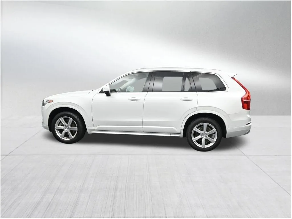 2022 Volvo XC90 T5 Momentum 7 Passenger photo 2