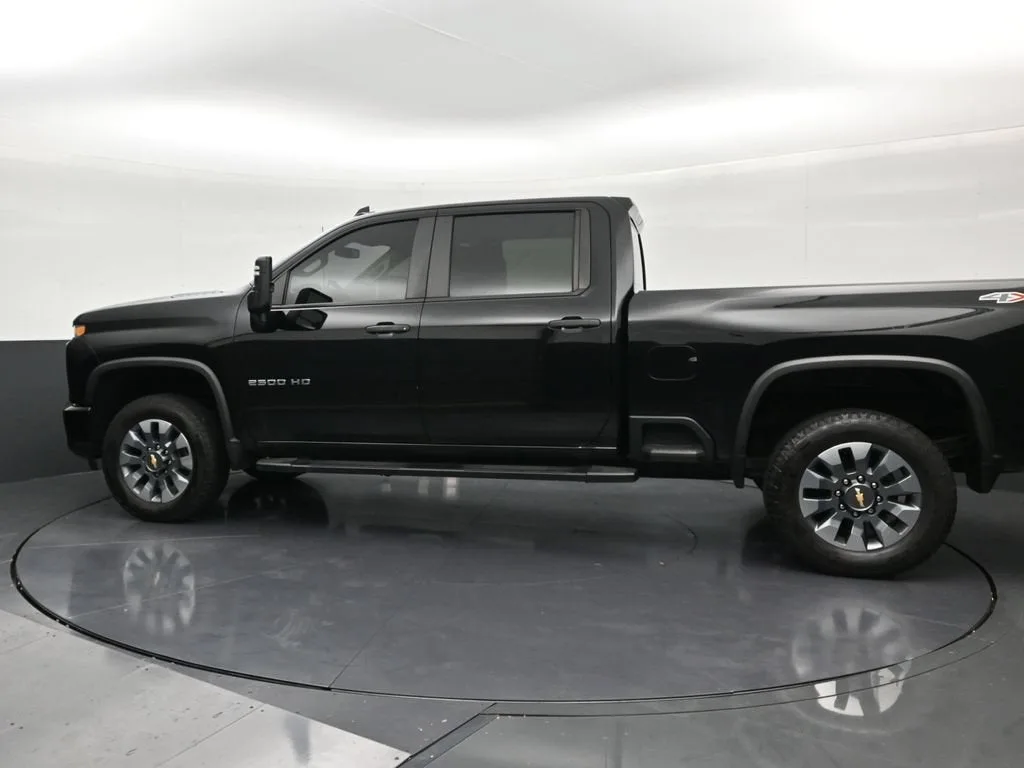 2023 Chevrolet Silverado 2500 HD Custom photo 2