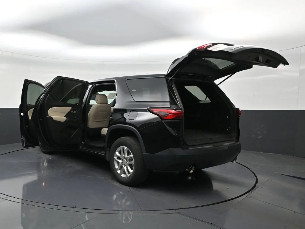2023 Chevrolet Traverse LS photo 3