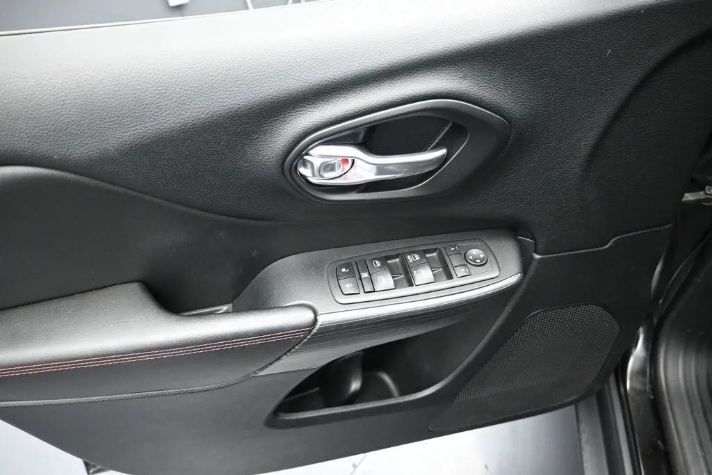 2017 Jeep Cherokee Trailhawk photo 10