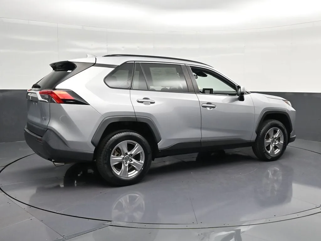 2022 Toyota RAV4 XLE photo 3