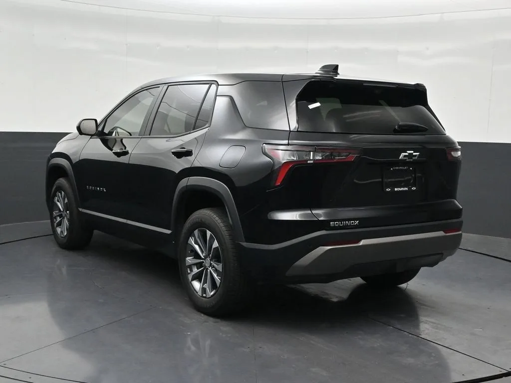 2025 Chevrolet Equinox LT photo 3