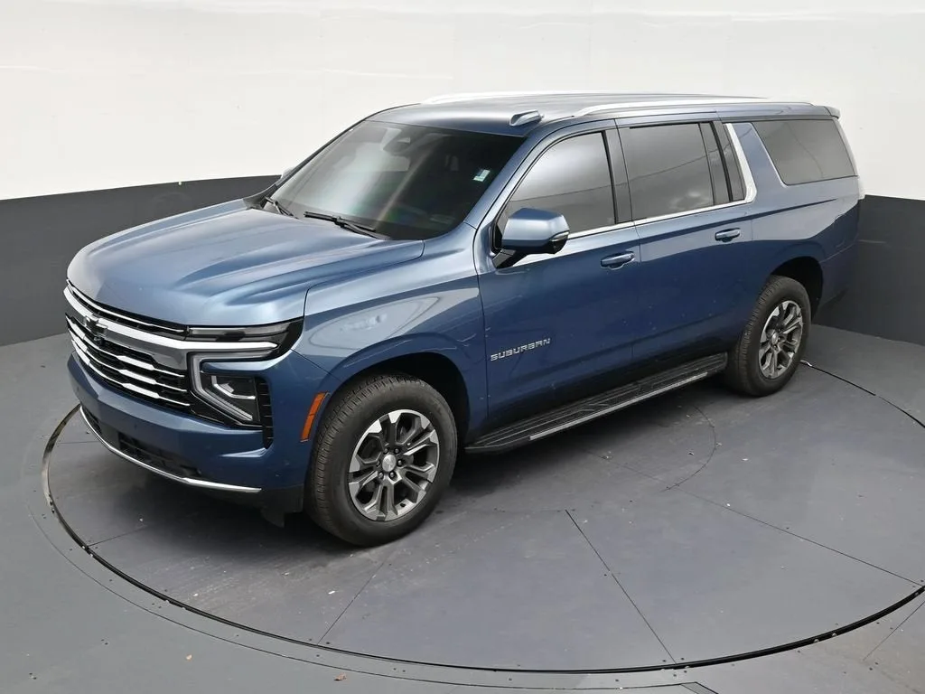 2025 Chevrolet Suburban LT photo 12