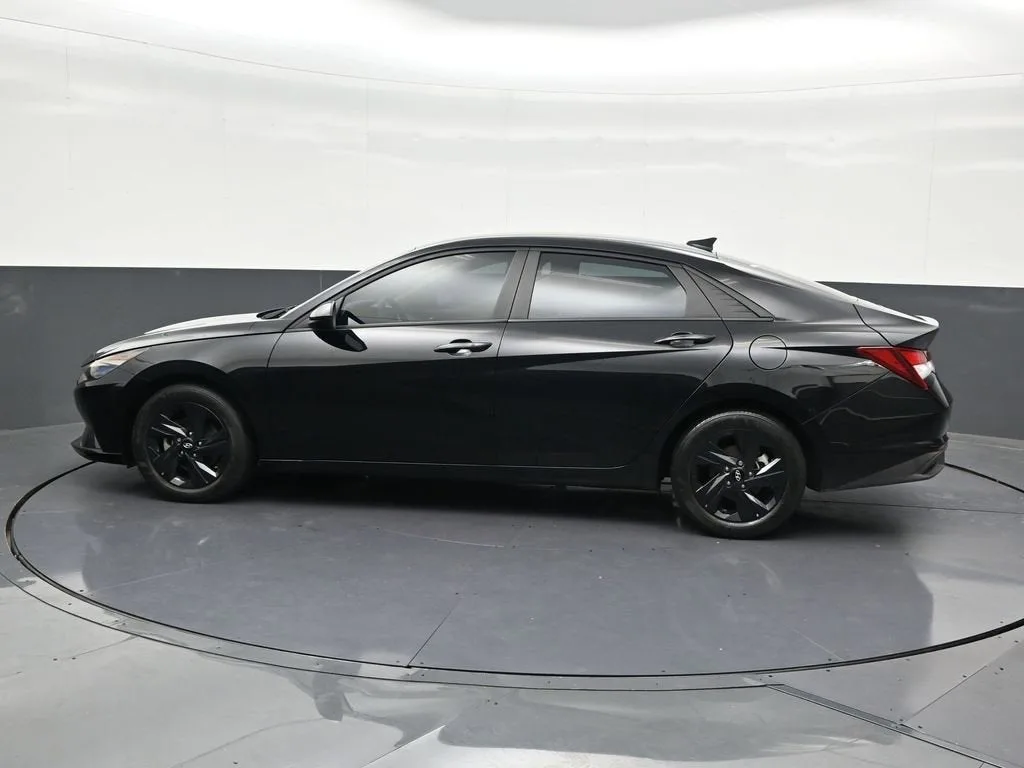2023 Hyundai Elantra SEL photo 2