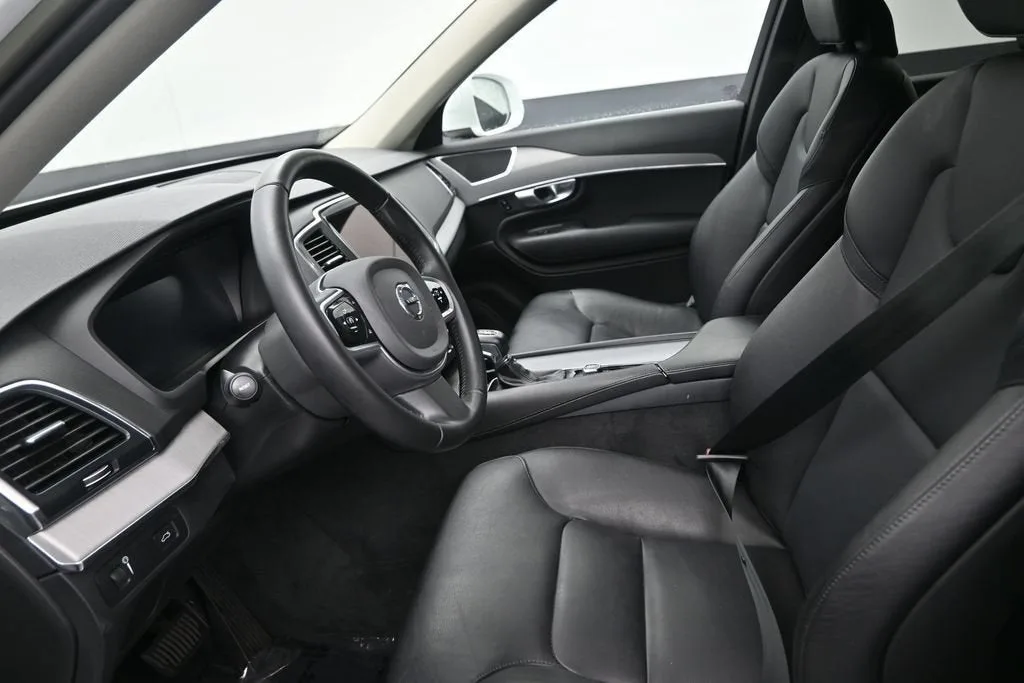 2022 Volvo XC90 Momentum photo 10