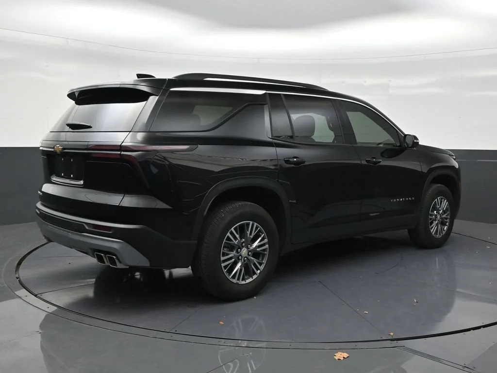 2025 Chevrolet Traverse LT photo 5