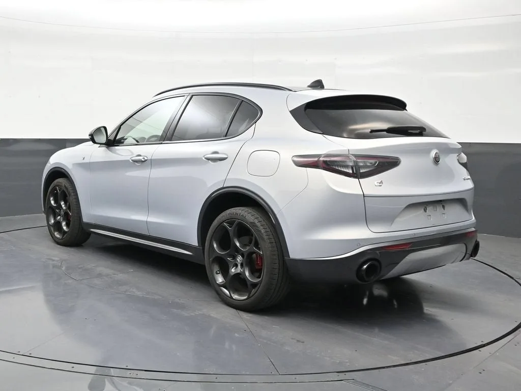 2024 Alfa Romeo Stelvio Ti AWD photo 3