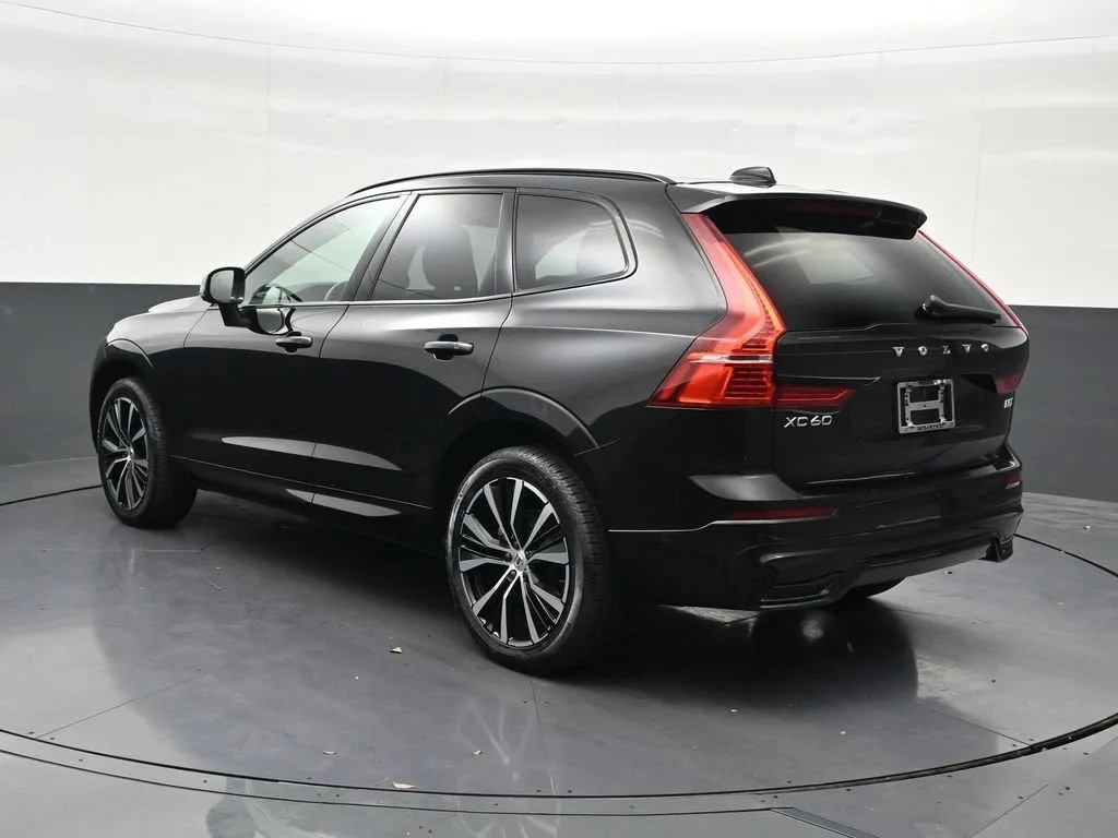 2024 Volvo XC60 B5 Plus Dark Theme photo 3