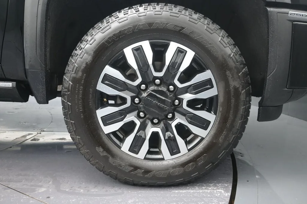 2025 GMC Sierra 2500HD Denali Ultimate photo 9