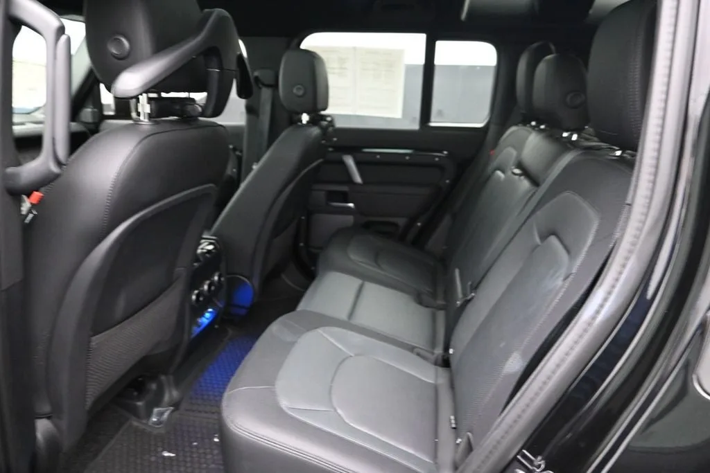 2024 Land Rover Defender 110 X-Dynamic SE photo 12