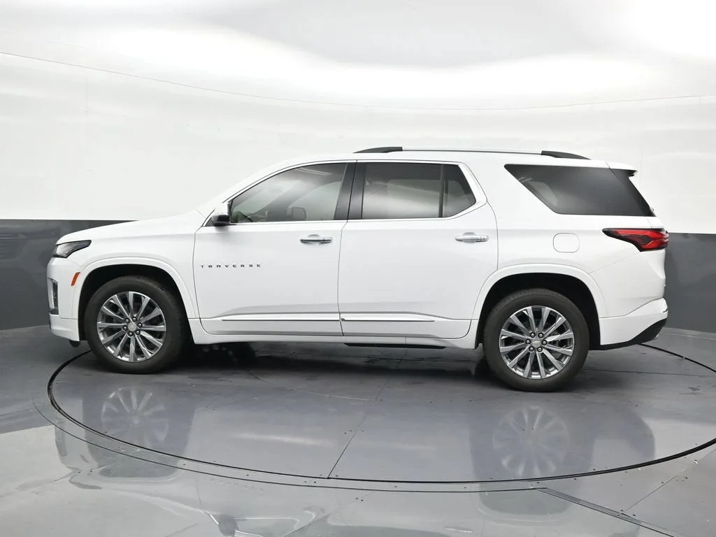 2023 Chevrolet Traverse Premier photo 2