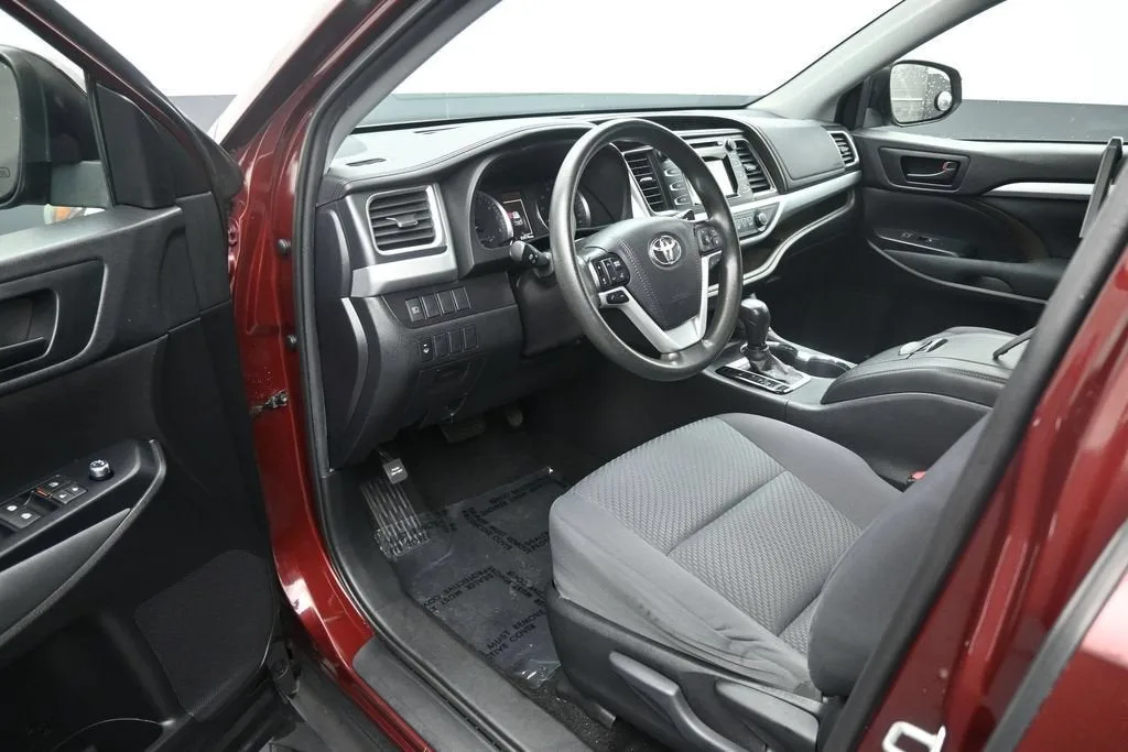 2019 Toyota Highlander LE photo 11