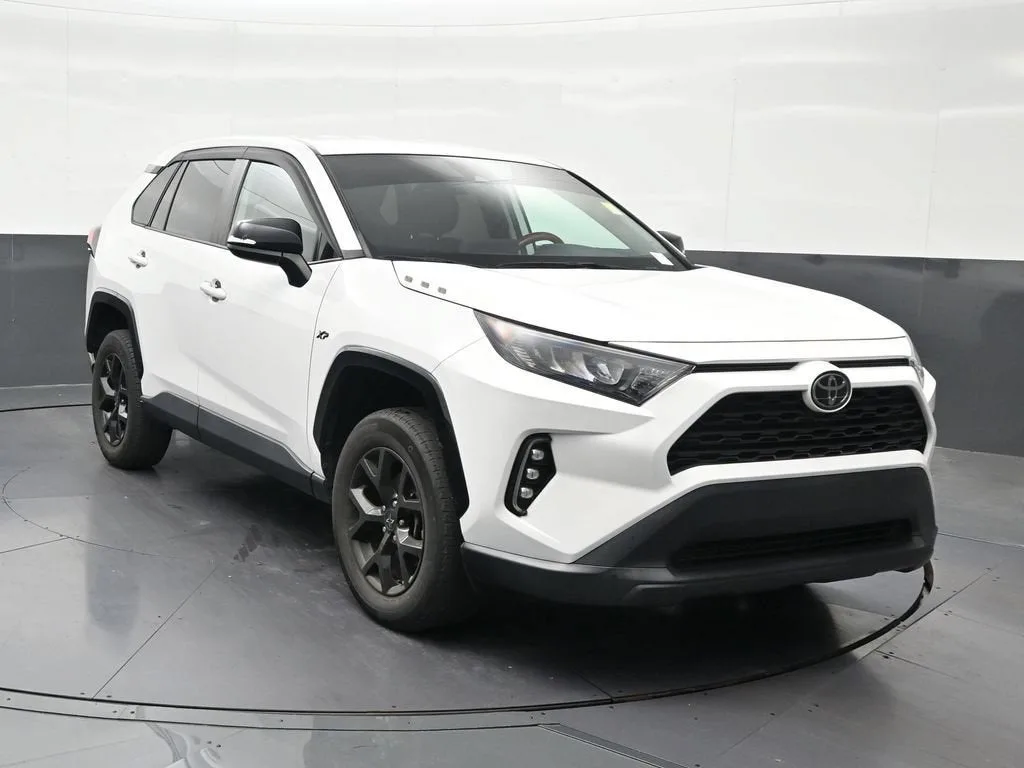 2022 Toyota RAV4 LE photo 8