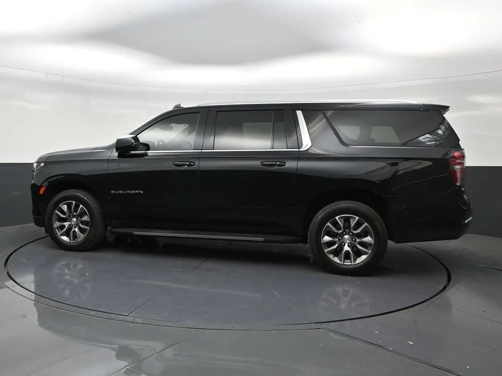 2024 Chevrolet Suburban LT photo 2
