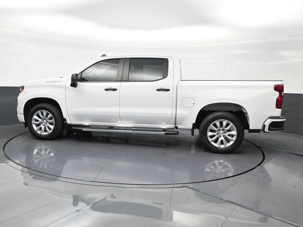 2024 Chevrolet Silverado 1500 Custom photo 2