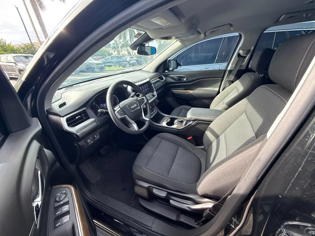 2023 GMC Acadia SLE photo 2