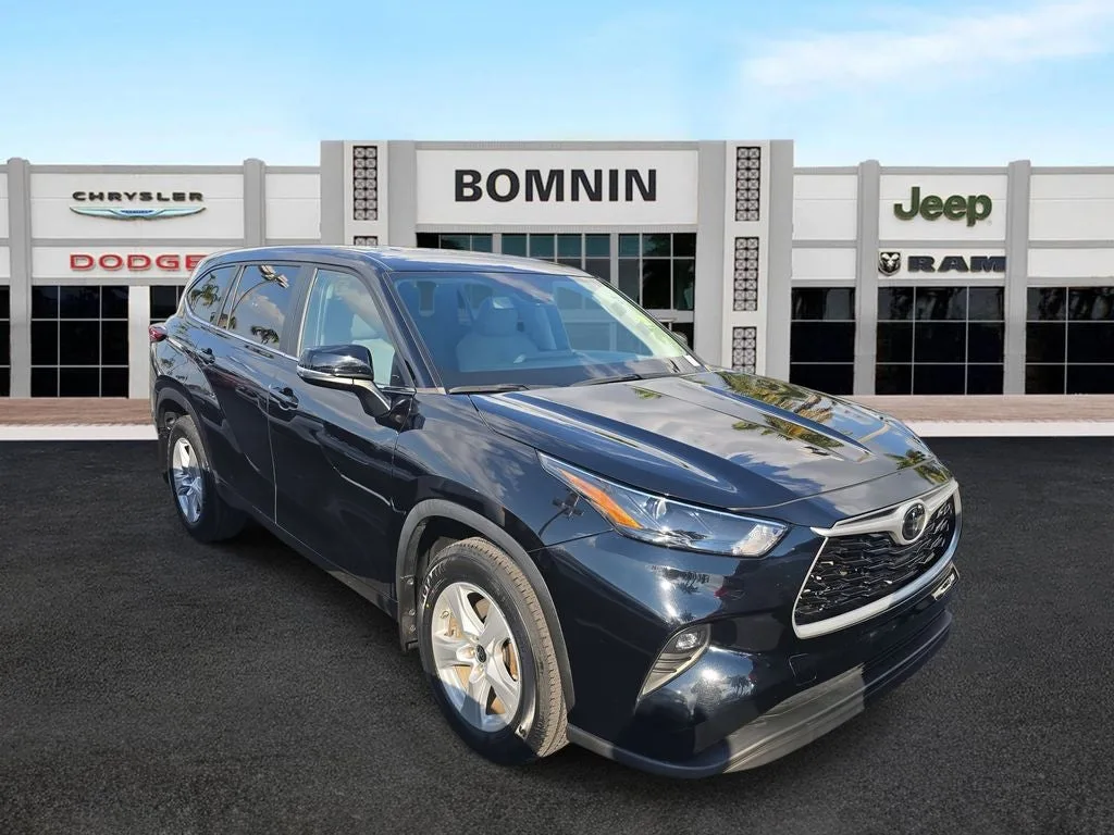 2023 Toyota Highlander LE photo 3