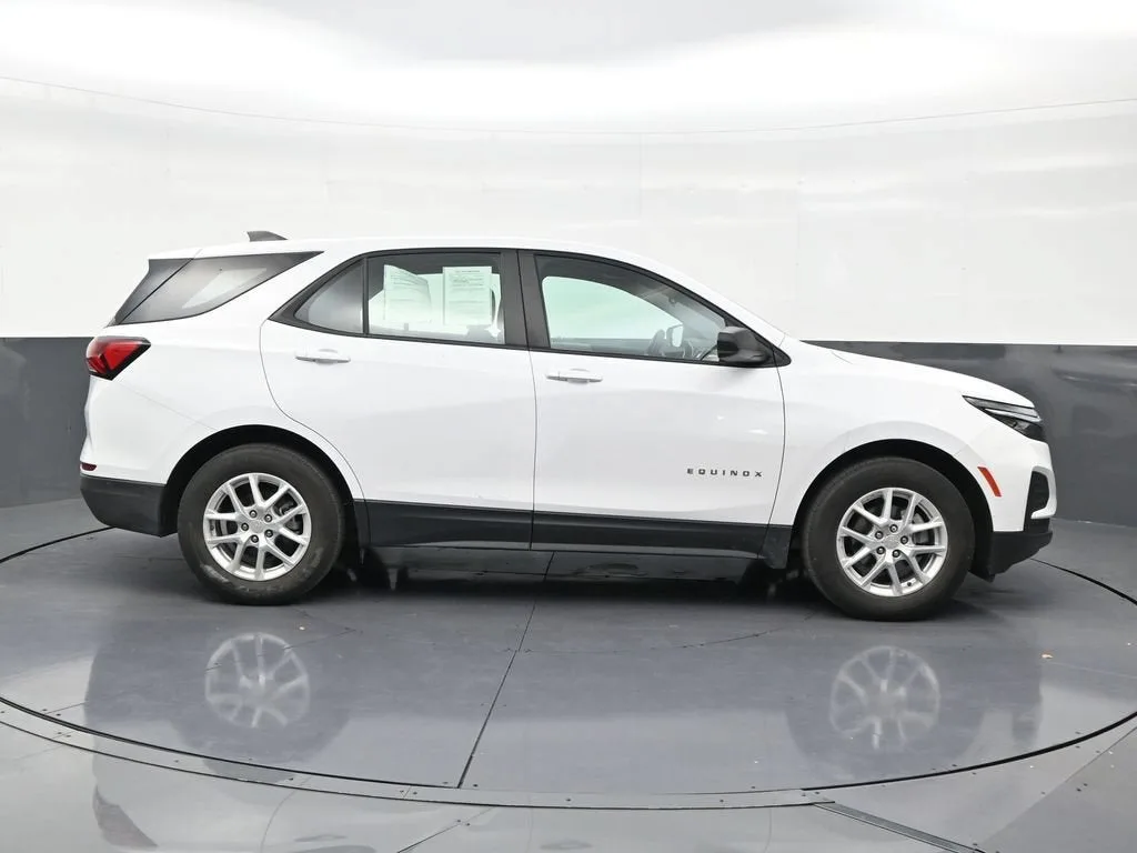 2024 Chevrolet Equinox LS photo 6