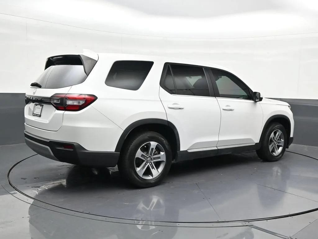 2024 Honda Pilot EX-L 7 Passenger photo 5