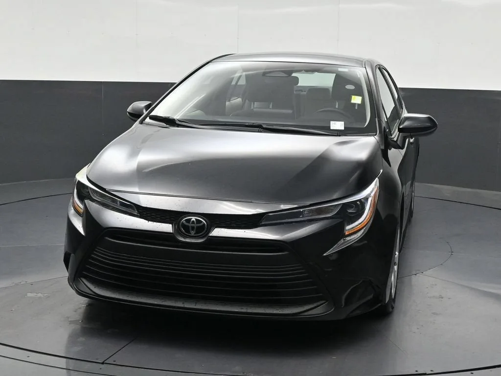2025 Toyota Corolla LE photo 9