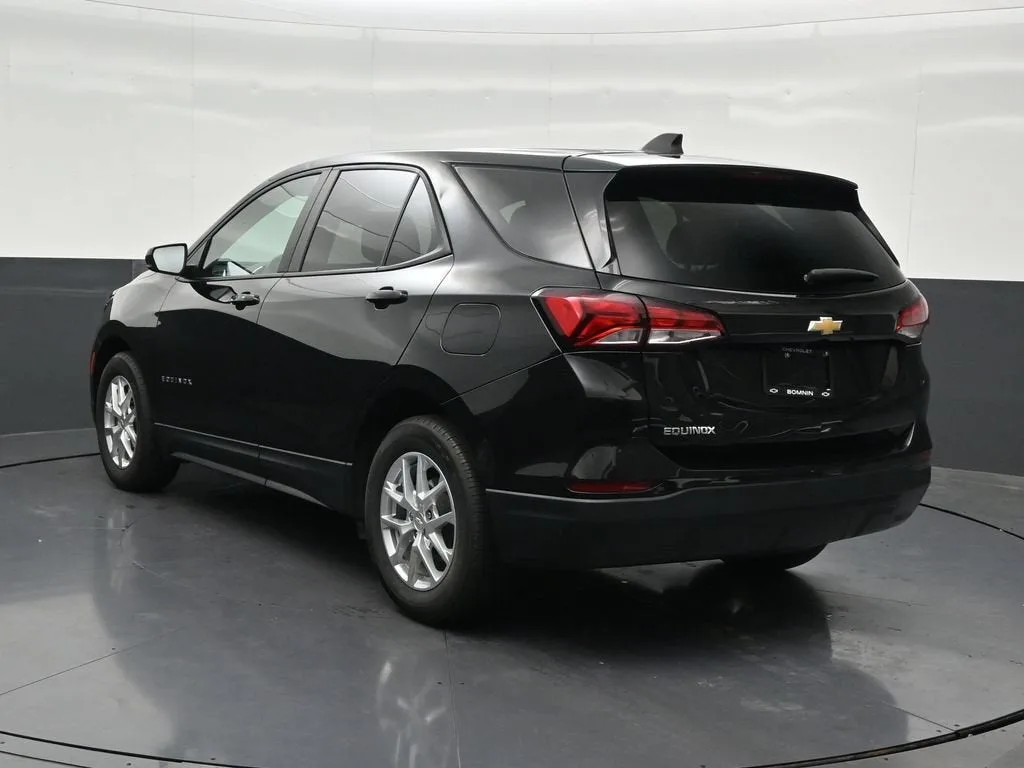 2022 Chevrolet Equinox LS photo 3