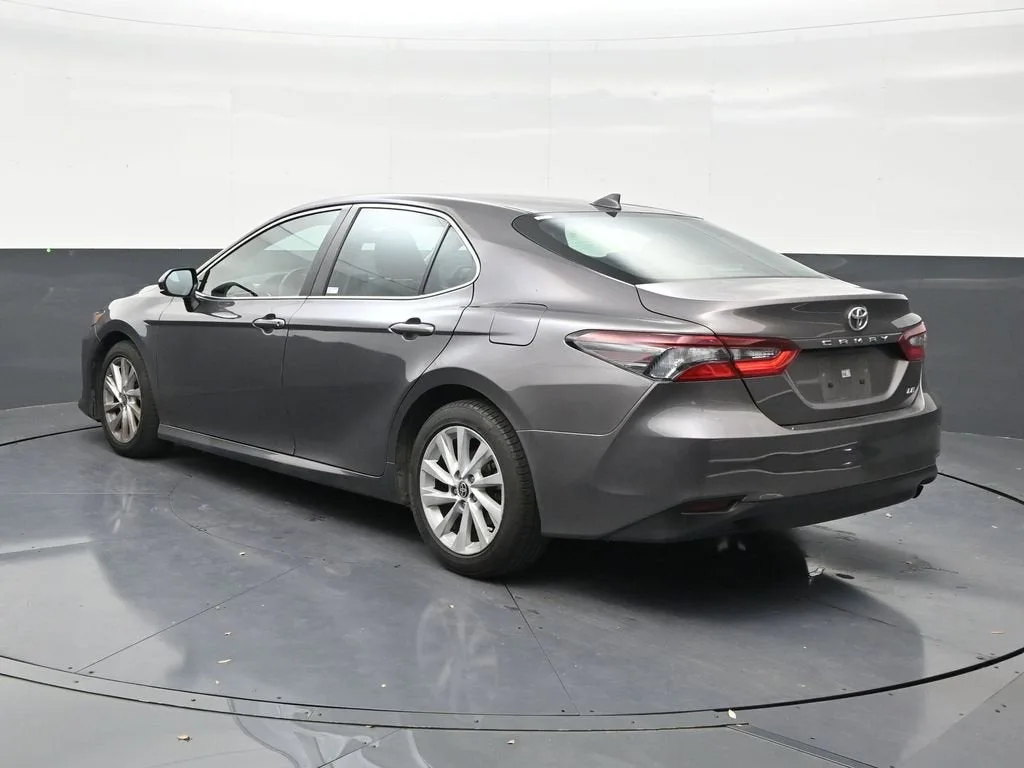 2022 Toyota Camry LE photo 3