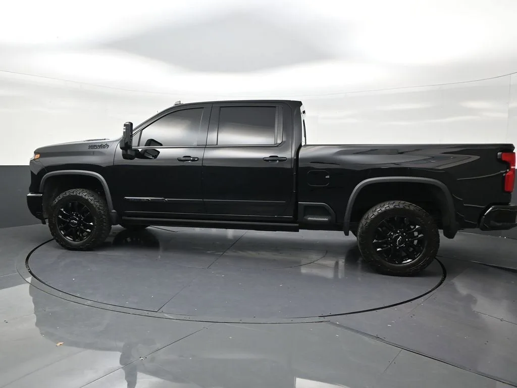 2025 Chevrolet Silverado 2500 HD High Country photo 2