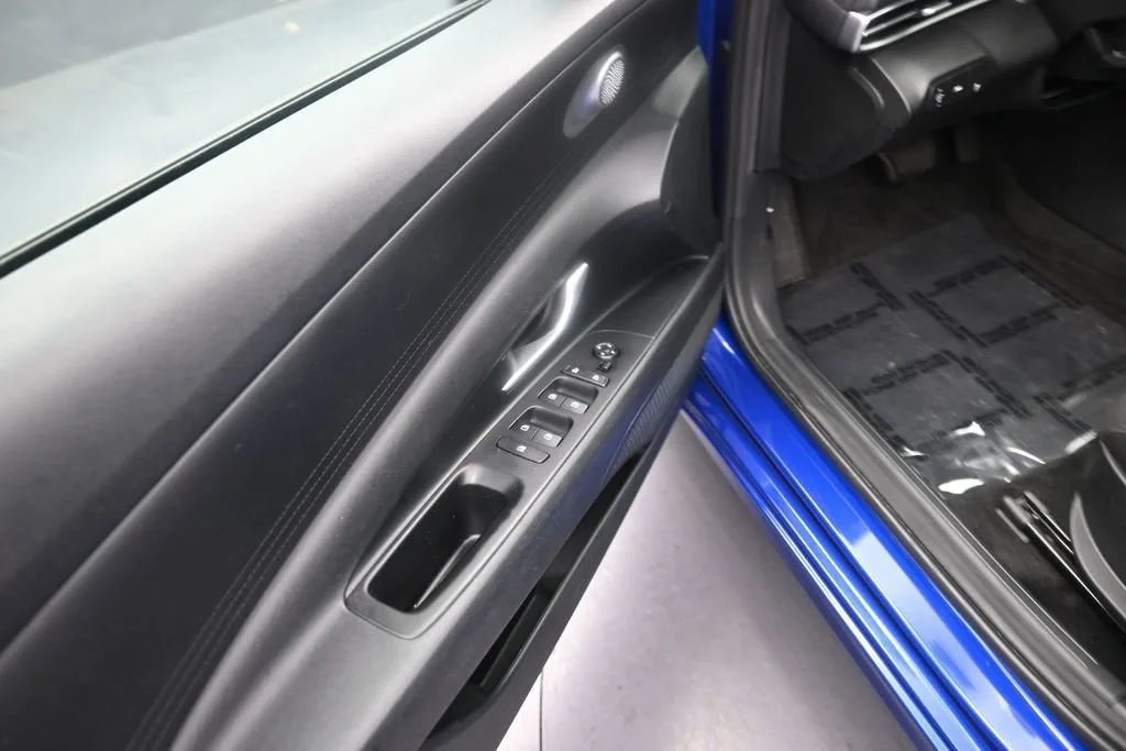 2023 Hyundai Elantra SEL photo 10