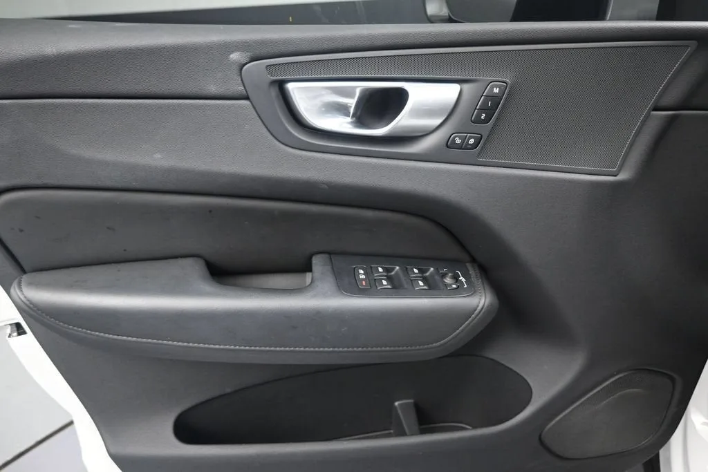 2024 Volvo XC60 B5 Plus Dark Theme photo 11