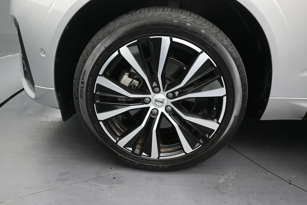 2024 Volvo XC60 B5 Plus Dark Theme photo 10