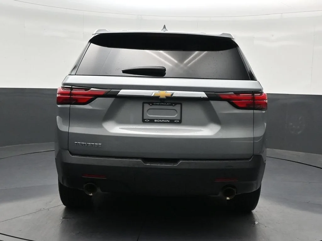 2023 Chevrolet Traverse LS photo 4