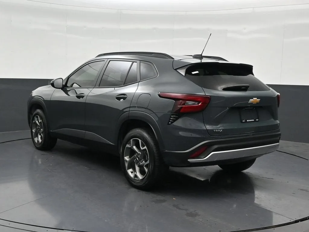 2025 Chevrolet Trax LT photo 3