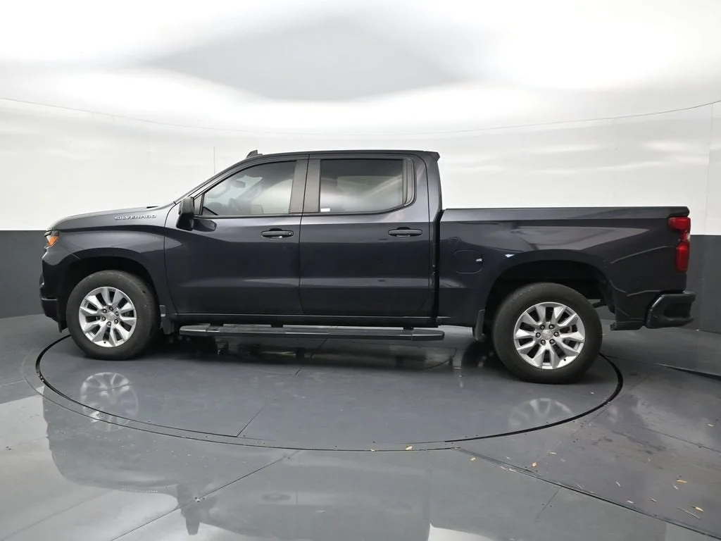 2023 Chevrolet Silverado 1500 Custom photo 2