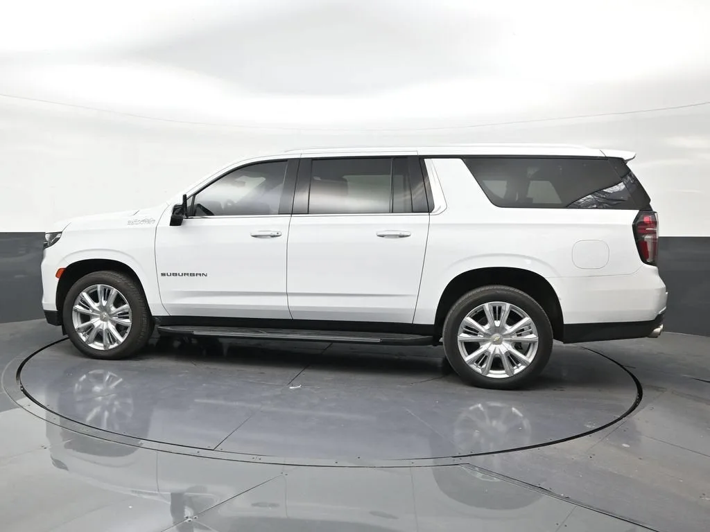 2022 Chevrolet Suburban High Country photo 2