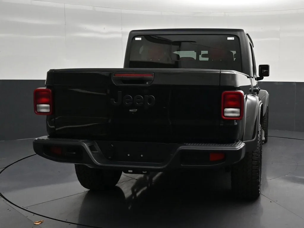 2025 Jeep Gladiator Nighthawk photo 2