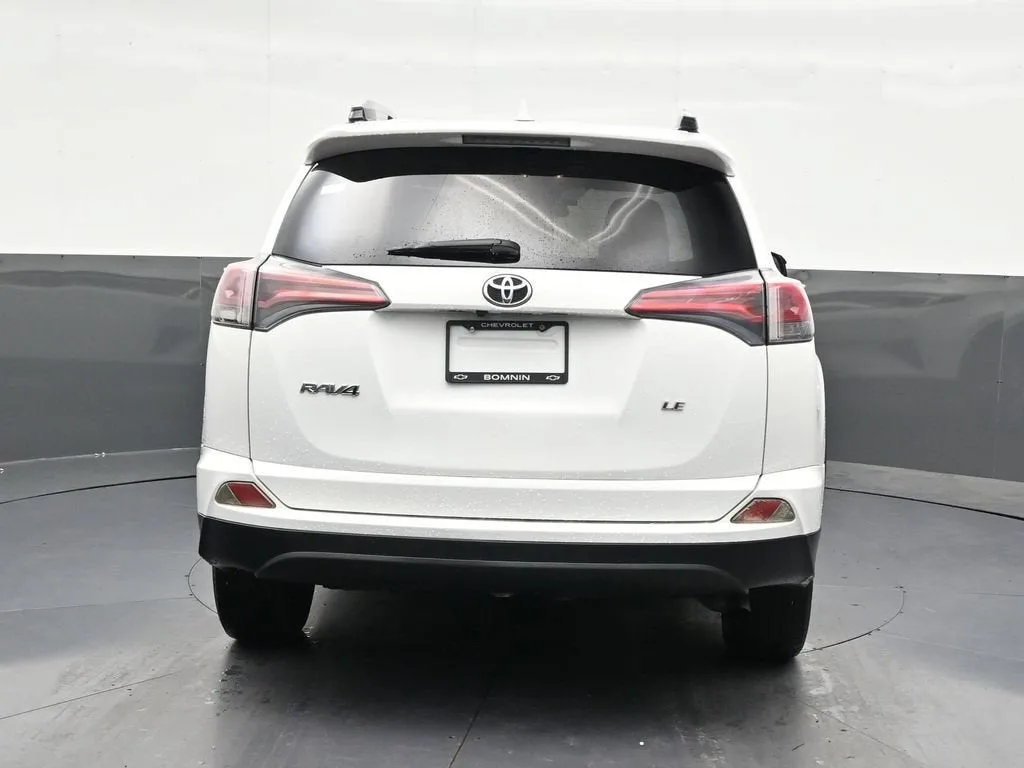 2018 Toyota RAV4 LE photo 4