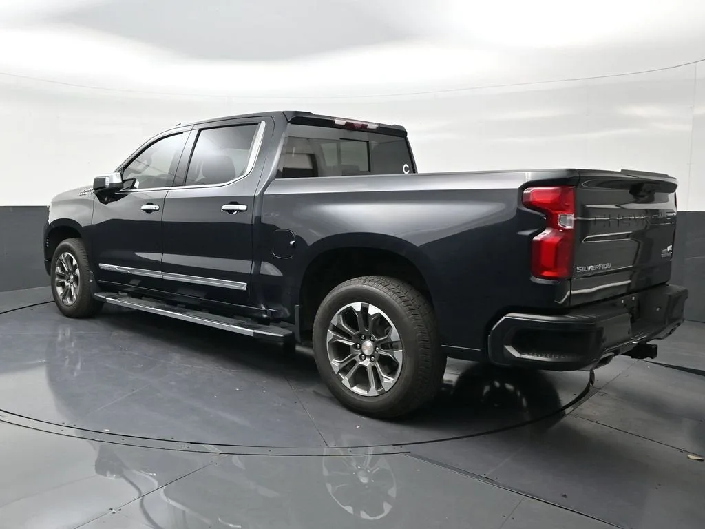 2023 Chevrolet Silverado 1500 High Country photo 3