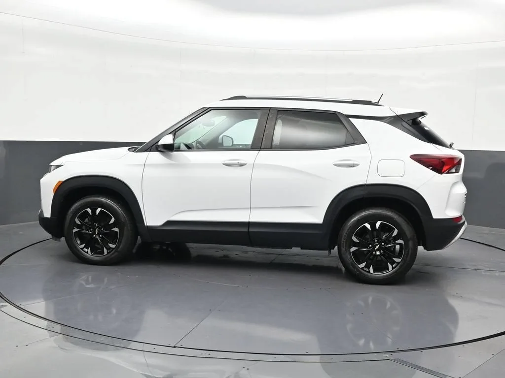 2023 Chevrolet Trailblazer LT photo 2