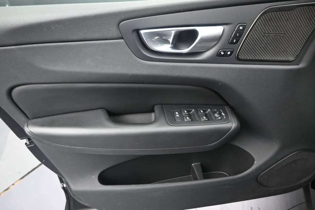 2024 Volvo XC60 B5 Plus Dark Theme photo 11