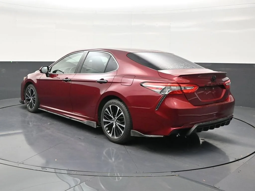 2018 Toyota Camry SE photo 3