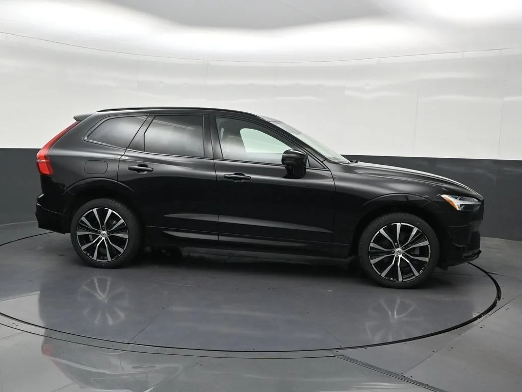 2024 Volvo XC60 B5 Plus Dark Theme photo 7
