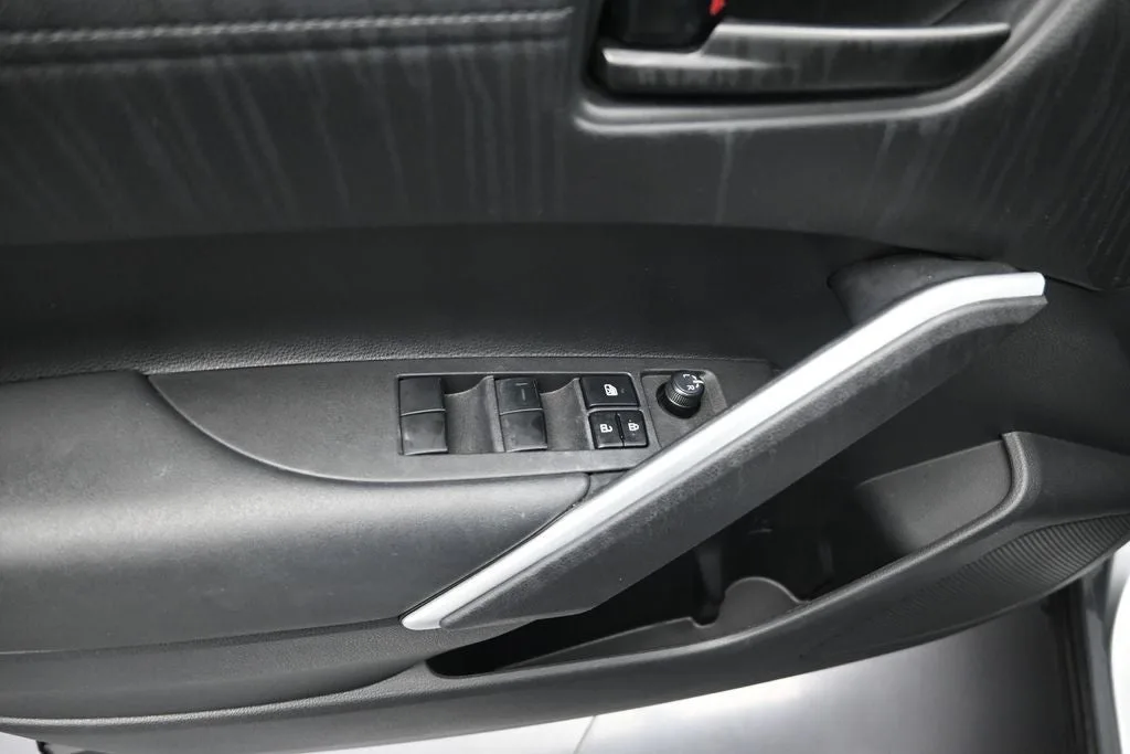 2024 Toyota Corolla Cross LE photo 10