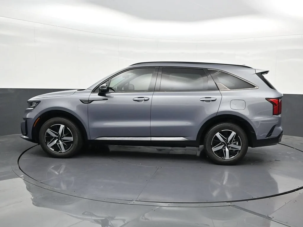 2023 Kia Sorento S photo 2