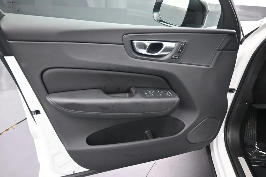 2024 Volvo XC60 B5 Core Dark Theme photo 10