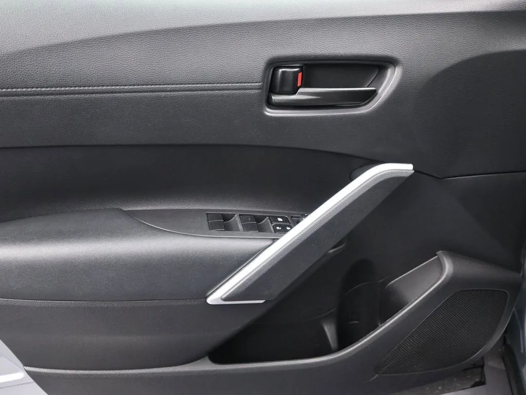 2024 Toyota Corolla Cross LE photo 12
