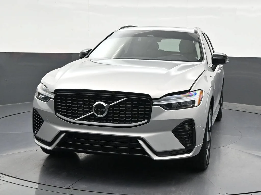 2025 Volvo XC60 Plug-In Hybrid Plus photo 9