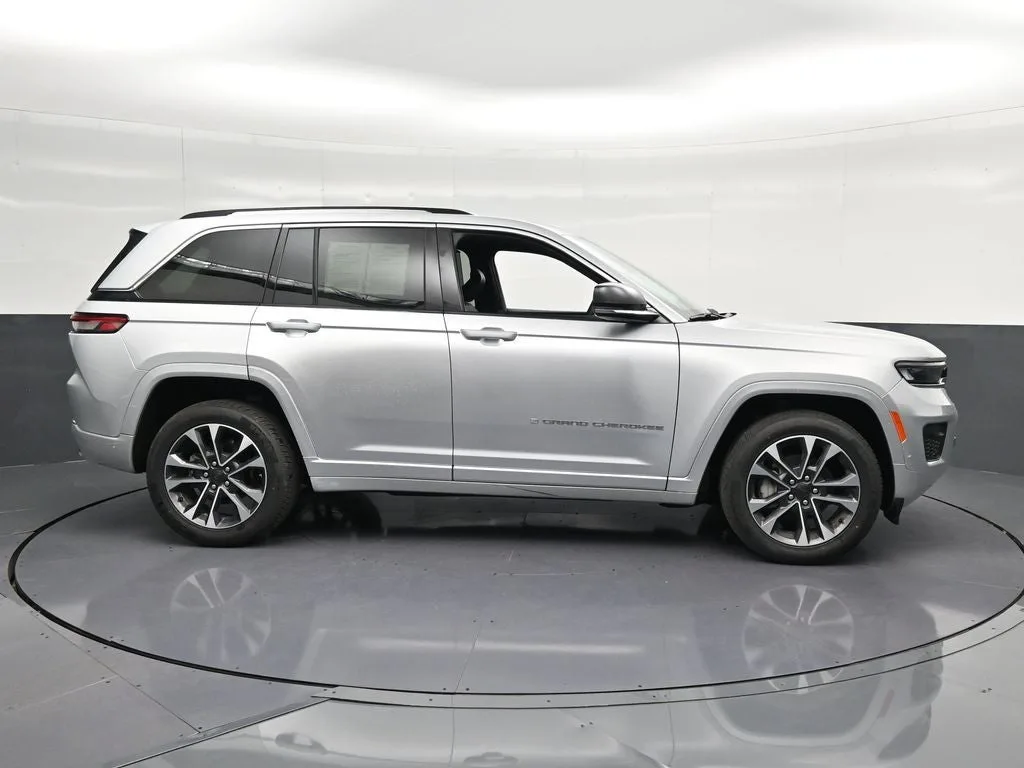 2023 Jeep Grand Cherokee Overland photo 4
